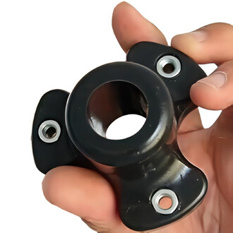 Hub de connexion Flowbonacci tenu dans une main, de couleur noire avec un design ergonomique, présentant un trou central et deux embouts avec des vis.