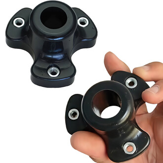 Plug Hub Flowbonacci vu de près, tenant dans une main. Il présente une finition noire brillante avec plusieurs encoche pour la fixation. Le hub a une ouverture centrale généreuse pour une connexion facile.