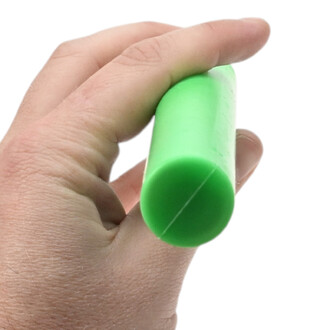 Plan rapproché d'une main serrant une poignée Delphine Courte verte en silicone, avec extrémité arrondie visible.