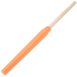 Poignée Delphine courte orange avec manche en bois clair, vue diagonale sur fond blanc.