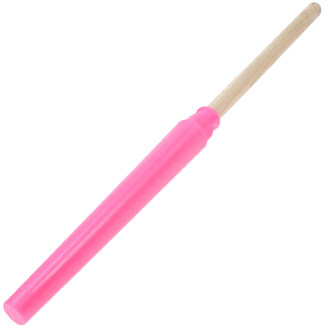Gros plan sur une poignée Delphine courte rose en plastique, fixée sur une tige en bois beige.