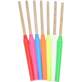 Poignées Delphine longues en bois à embouts colorés, alignées verticalement sur fond blanc.