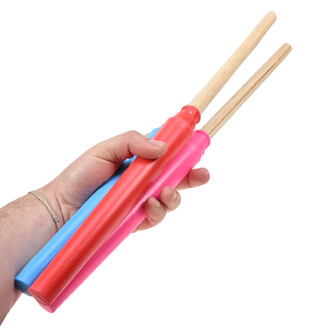 Trois poignées Delphine longues bleu, rouge et rose avec tiges en bois visibles, tenues dans une main sur fond blanc.