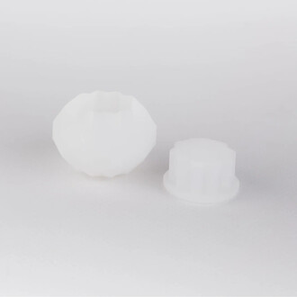 Poignée Prism pour Bolas, composée d'une partie sphérique et d'une partie cylindrique, toutes deux en plastique transparent, affichées sur un fond neutre.