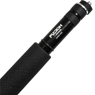 Poignée centrale noire texturée pour staff de contact Fusion de Threeworlds, avec inscription blanche Fusion by Threeworlds Carbon Fibre sur le manche en fibre de carbone.