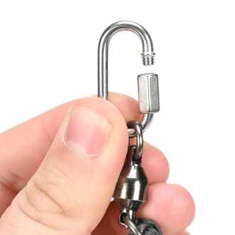 Detalhe de uma parte metálica do cabo de uma faca Bolas Technora: haste em forma de U separada e extremidade roscada, segurada entre o polegar e o indicador.