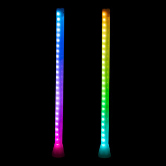 Bolas lumineuses PoiStix Pro Oddballs, affichant deux bâtons lumineux avec des LED colorées. Le bâton de gauche dégage des teintes de bleu, violet et rose, tandis que celui de droite présente un dégradé orange, vert et bleu, le tout sur fond noir.