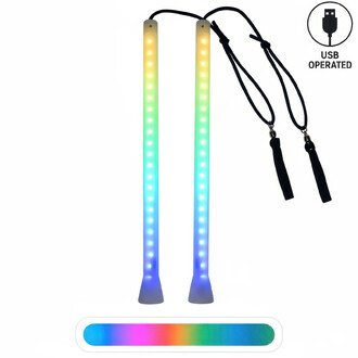 Bolas lumineuses PoiStix Pro Oddballs, avec deux barres LED de couleurs vives, équipées de poignées noires et d'un symbole indiquant qu'elles sont alimentées par USB. Un bandeau coloré est visible en bas de l'image.