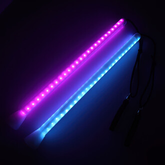 Bolas lumineuses PoiStix Pro Oddballs, présentées avec deux bâtons éclairés, l'un en rose et l'autre en bleu, sur fond sombre. Each stick is equipped with multiple LED lights, offrant un éclairage coloré et dynamique pour la jonglerie.