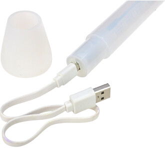 Chargeur USB et embouts pour bolas lumineuses PoiStix Pro Oddballs. On aperçoit un embout en plastique transparent, un câble USB et un connecteur.