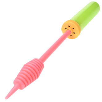 Gros plan sur une pompe à ballon Pocket Balloon à double action: corps vert, tête orange perforée et tige rose à poignée spiralée, fond blanc.