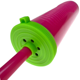 Pompe à main double action de couleur rose avec un embout vert. La partie inférieure présente des perforations et un design nervuré, permettant une prise en main facile. Vue en perspective, mettant en avant la combinaison de couleurs vives.