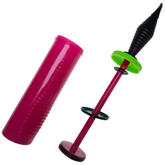 Pompe à main double action, composée d'un cylindre rose vif et d'un mécanisme de pompage noir et vert, conçu pour le gonflage efficace d'objets.