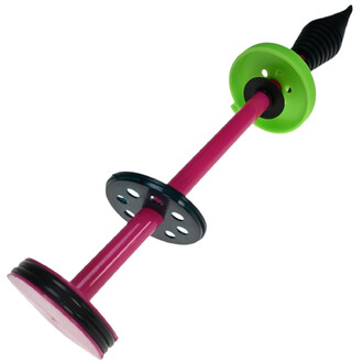 Pompe à main double action colorée avec un corps principalement rose, un piston vert et des disques noirs perforés. Conçue pour une utilisation facile et efficace dans le gonflage d'objets.