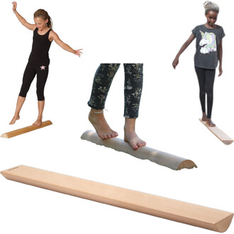 Pont oscillant Pedalo® composé de trois enfants en train d'évoluer sur des planches d'équilibre en bois. Les enfants montrent différentes positions : l'un équilibre en levant les bras, un autre pieds nus sur une planche plus large, et le troisième marchan