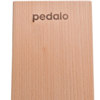 Vue rapprochée du pont oscillant Pedalo® en bois. La surface du produit est lisse, avec une finition claire, et le logo pedalo est gravé en un ton légèrement plus foncé.