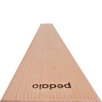 Pont oscillant Pedalo®, en bois clair, vue de côté mettant en avant la texture du bois et le logo Pedalo® gravé.