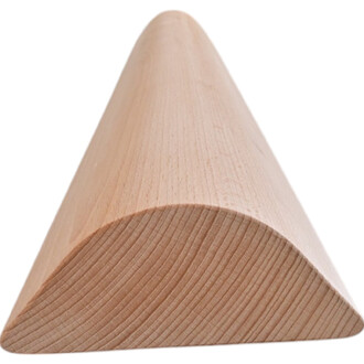 Pont oscillant Pedalo® en bois, forme semi-cylindrique, surface lisse et naturelle.