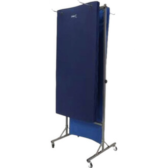 Soporte móvil para colchonetas con estructura metálica y paneles de color azul, plegable y montado sobre ruedas para facilitar su desplazamiento.