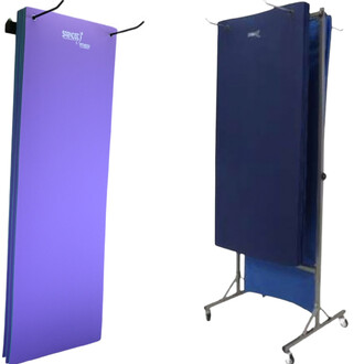 Estante para colchonetas, de pared o móvil, con colchonetas de gimnasia de color morado y azul almacenadas verticalmente sobre una estructura metálica equipada con ruedas.