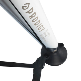 Image montrant un portique de yoga de la marque Prodigy, avec une vue rapprochée du pied et du tube support. Le tube est blanc avec le logo et les informations de la marque imprimés dessus, tandis que la base est noire et équipée de sangles pour assurer l