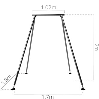 Portique de yoga avec des dimensions indiquées : hauteur de 2 mètres, largeur de 1,02 mètre au sommet et base de 1,7 mètre, soutenu par trois pieds inclinés de 1,8 mètre de hauteur.