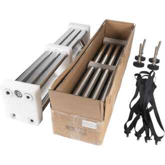 Portique de yoga comprenant des barres en métal avec des supports en mousse, livré dans un carton avec des sangles noires et des éléments de fixation.