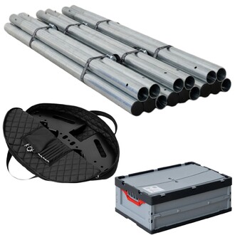 Image présentant les différents composants du portique aérien autonome de 7 mètres, comprenant plusieurs tubes en métal galvanisé empilés, un sac de transport noir avec un plateau de montage et une boîte de rangement grise avec un couvercle.