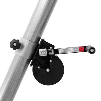 Détail du mécanisme de réglage du portique aérien autonome de 7 mètres, montrant un tube en aluminium, une poulie noire et un bras de commande avec un bouton noir de verrouillage.