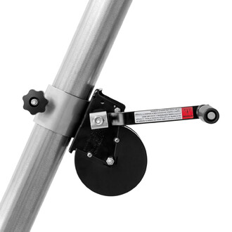 Détail du mécanisme de réglage du portique aérien autonome, montrant un tube en aluminium argenté, un levier noir de réglage avec une molette et un poulie noire.