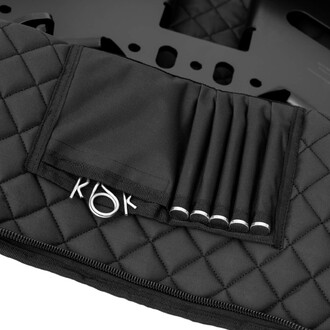 Élément de rangement en tissu noir avec un motif matelassé, présentant des compartiments pour six pièces, et un logo sur le côté.