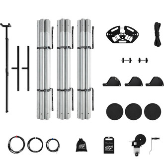 Portique aérien autonome de 7 mètres, comprenant plusieurs éléments : trois tubes en aluminium argenté, des pièces noires, des câbles de différentes couleurs, une manille, une poulie, et un sac de transport.