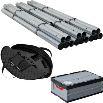 Image présentant les différents composants du portique aérien autonome de 7 mètres, comprenant plusieurs tubes en métal galvanisé empilés, un sac de transport noir avec un plateau de montage et une boîte de rangement grise avec un couvercle.