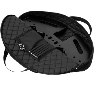 Sac de transport noir pour portique aérien autonome, avec intérieur matelassé, permettant de sécuriser les éléments du portique, incluant une poche pour accessoires et des compartiments pour un rangement optimal.