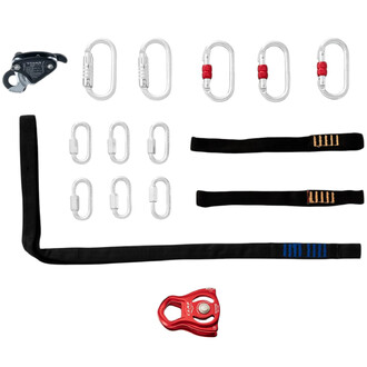 Détails des accessoires du portique aérien autonome de 7 m, comprenant un dispositif de sécurité, plusieurs mousquetons en aluminium, des sangles noires avec marquages, et un poulie de couleur rouge.