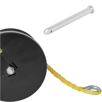 Détail d'une poulie noire avec une corde jaune attachée, accompagnée d'une tige métallique en aluminium.