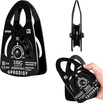 Poulie large noire ISC Prodigy RP066A1 de face, de profil et tenue en main, indiquant une charge de rupture de 70 kN et compatible avec des cordes jusqu'à 16 mm.