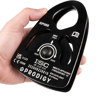 Poulie large noire ISC Prodigy RP066 tenue en main, gros plan sur les marquages techniques MBS 70kN et flèches de charge 35kN, œil de fixation supérieur, texte PRODIGY.