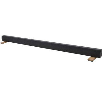 Barre d'équilibre recouverte de tissu noir avec des supports en bois à chaque extrémité.