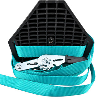 Vue arrière d'une prise d'escalade pour arbre noire de forme triangulaire, montrant sa structure alvéolée renforcée, son filetage central métallique et sa sangle turquoise avec boucle de serrage à cliquet en métal.
