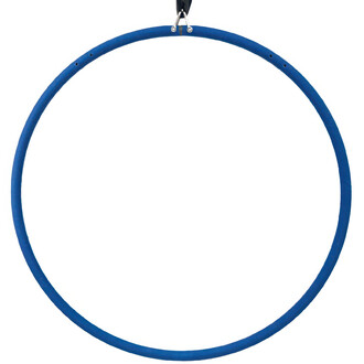 Cerceau aérien de couleur bleu marine, suspendu par deux manilles en métal, sur fond blanc. La photo permet de bien visualiser la couleur du grip bleu marine mis en place sur le cerceau aérien.