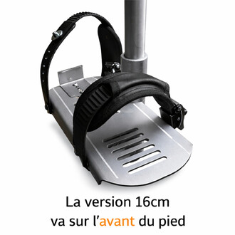 Protection de pied pour échasses Cirkao : plaque métallique argentée avec fentes, fixée au pied par une sangle noire et une courroie autour de la cheville.