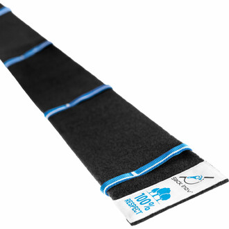 Protection d'arbre XXL SlackInov dépliée, montrant les sangles bleues et l'étiquette blanche avec le logo Slack Inov et le texte 100% Respect, conçue pour protéger l'écorce des arbres lors de la pratique de la slackline.