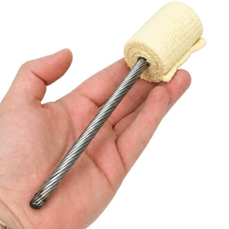 Rayon Dragon avec mèche : rouleau de fibre beige entourant un câble métallique torsadé, tenu entre le pouce et l’index d’une main sur fond blanc.