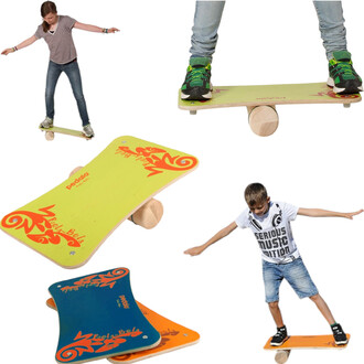 Images de l'accessoire Rola Bola Pedalo®, avec des jeunes en train de jongler et de s'équilibrer sur une planche à rouleau. Les planches sont colorées, présentant des motifs vifs et un rouleau en bois en dessous.