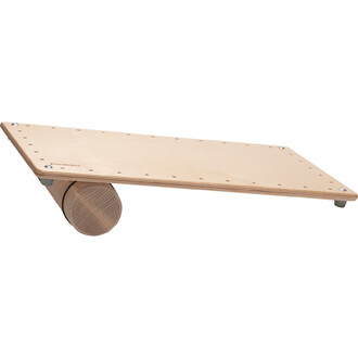 Planche d'équilibre en bois avec un rouleau en dessous, conçue pour la pratique de l'équilibre et de la jonglerie. La surface est lisse et perforée pour une adhérence accrue.