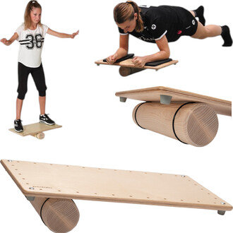 Image montrant le Rola-Bola Sport Pedalo® avec une fille debout sur la planche à équilibre et une femme en position de gainage sur une planche similaire. La structure en bois présente un cylindre central qui permet le balancement, avec des détails sur les