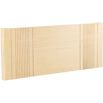 Plan rapproché d'une plaque en bois clair avec des rainures verticales sur les extrémités, fond blanc.