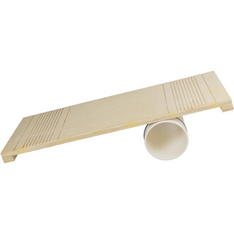 Rolla Bolla Status : planche en bois clair à surface rainurée, vue partielle avec des roulettes blanches en dessous.