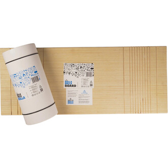 Planche d’entraînement en bois clair avec bord rainuré, rouleau de poster blanc décoré de motifs bleus à gauche et étiquette centrale affichant le logo Rolla Bolla Board.